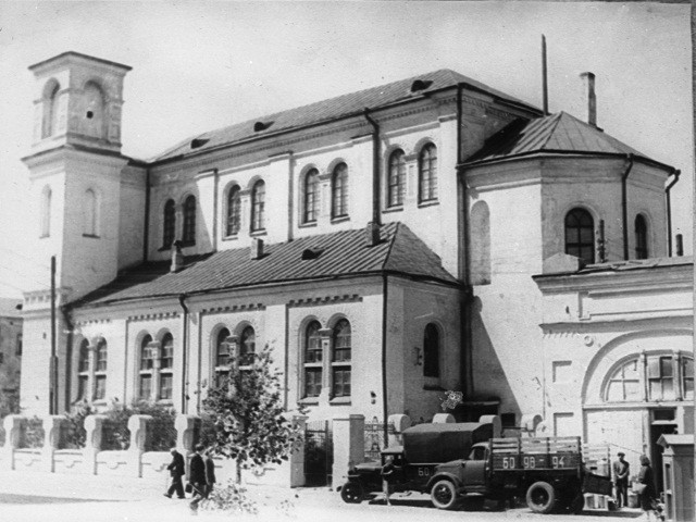 Самое старое здание Минска Петропавловская церковь, сохранилась в том же виде, в каком была построена.Менялись только отдельные элементы, конструктивно все сохранилось
