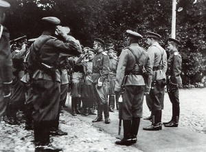 Николай II среди офицеров Ставки Верховнокомандующего в Могилеве